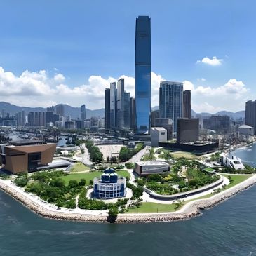 维多利亚港高楼和绿色公园景观。