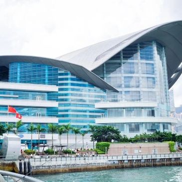 现代海边建筑与蓝天白云相映。
