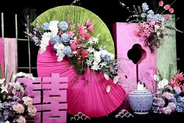 新中式婚禮求婚佈置，拍照背景板氣球花藝客製化專人策劃活動佈置