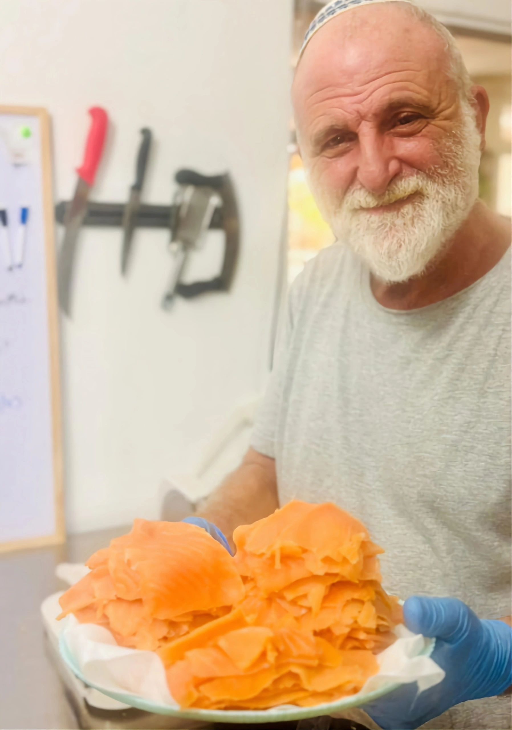 Pour 4 plaquette de saumon  fumé a 50₪ achetée 1 plaquette de charcuteries de thon rouge offerte 