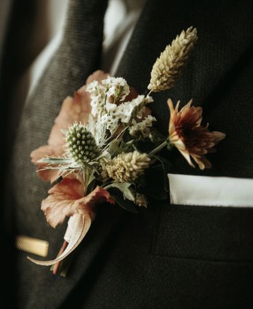 Modern fall boutonniere with dried and fresh flowers 