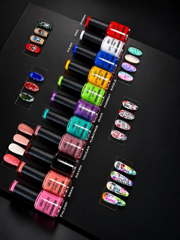 Varios esmaltes de uñas y muestras de diseños de uñas.