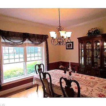 Dining room - Custom hardwood floors with walnut accents, 9' ceiling with Windsor baseboard and wind