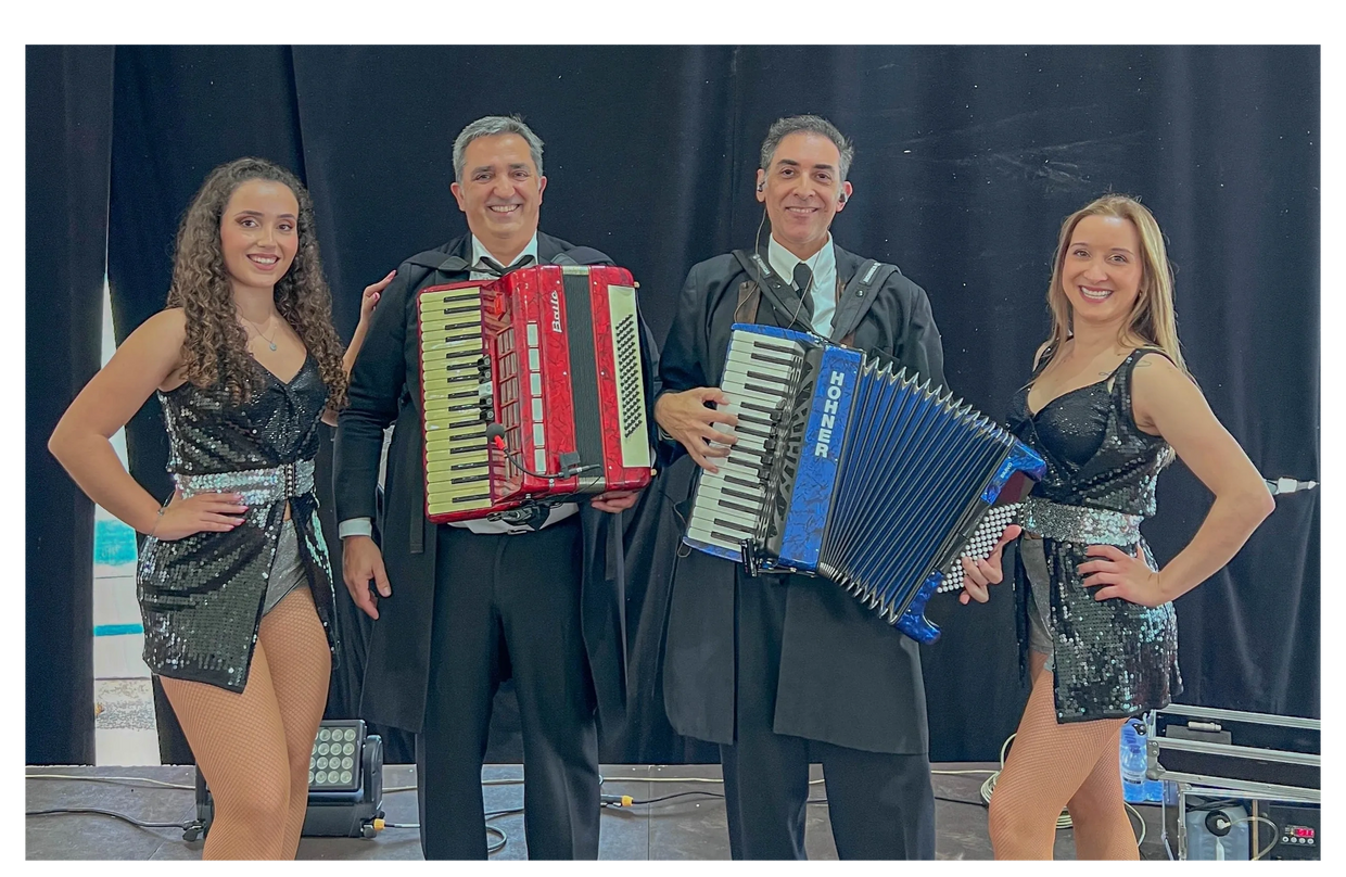 2 acordionistas trajados com duas bailarinas , uma de cada lado. mario moita e luis trindade