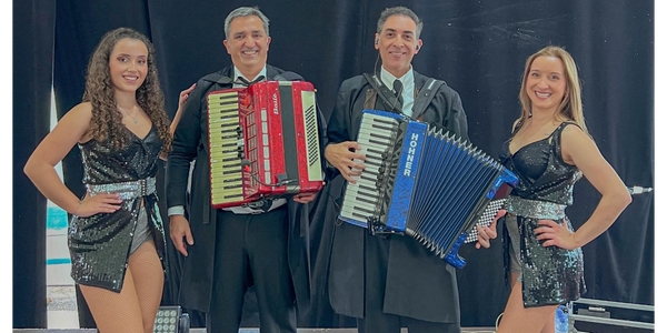 dois acordionistas com 2 bailarinas de cada lado.Mário Moita e Luis Trindade