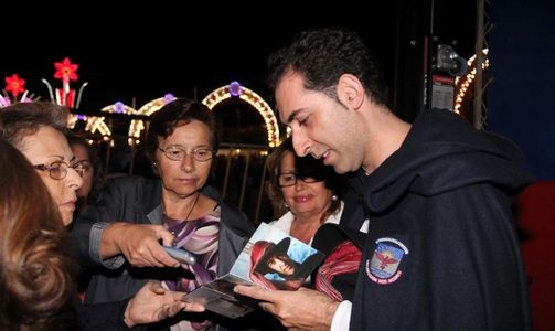 mario moita (Hoje Mário de Braga) dando autografos em estremoz, alentejo, portugal