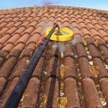 We offer  a roof cleaning service  