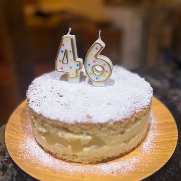 Gâteau d'anniversaire, génoise, crème pâtissière, sucre glace, poires caramélisées