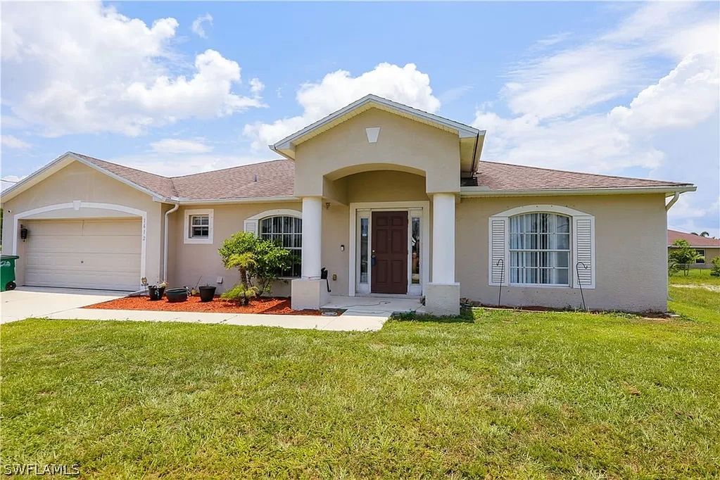 3 bd2 ba1,993 sqft
1612 NW 29th Ter, Cape Coral, FL 33993