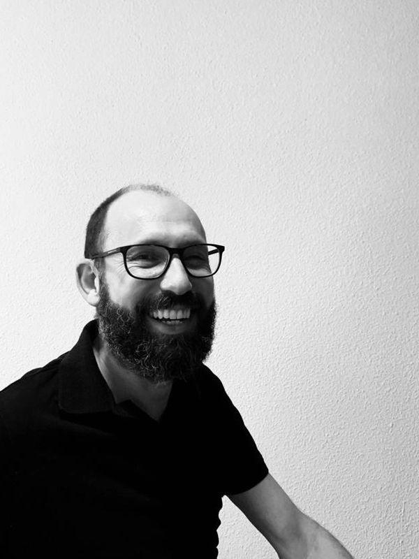 Franco Zirotti posando para su pagina de project management en la educación