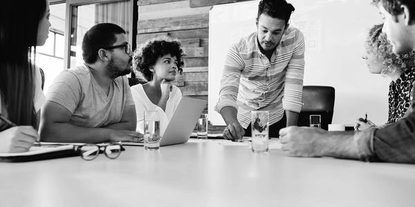 Grupo de personas hablando de project management, gestion de un proyecto y las operaciones 