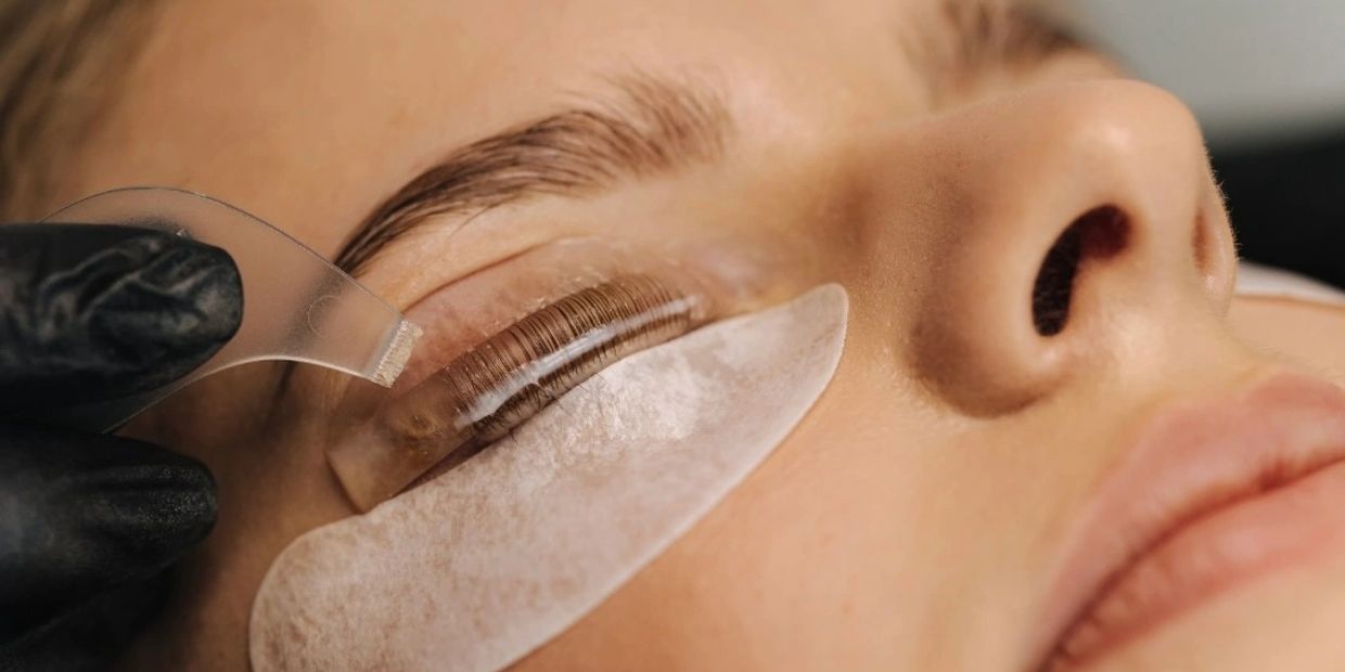 keratin lash lift serum being applied to natural eyelashes on woman