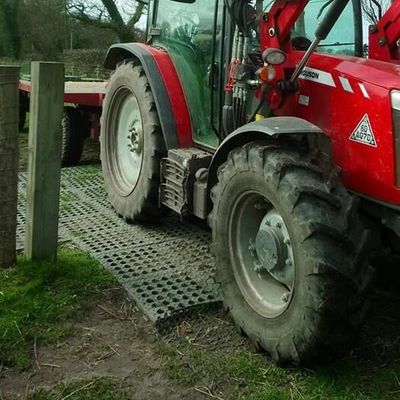 Engin agricole sur passage de dalles stabilisatrice. 