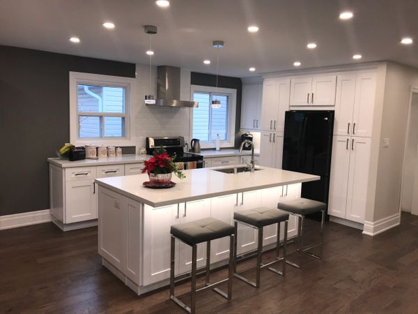 Custom Kitchen
Island
Quartz
Engineered Floors
Pot Lights