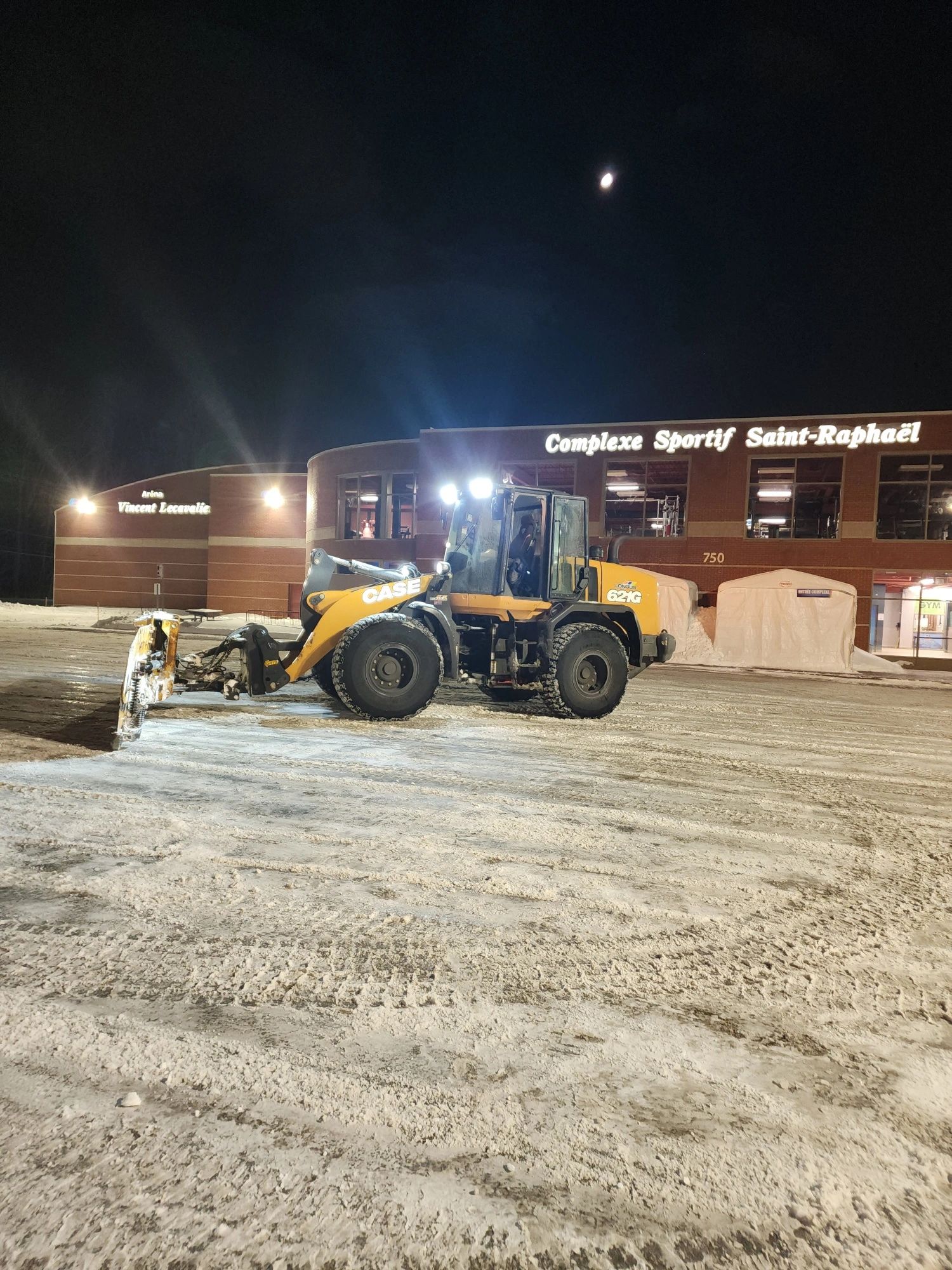 Opération nocturne de déneigement intensif à Montréal