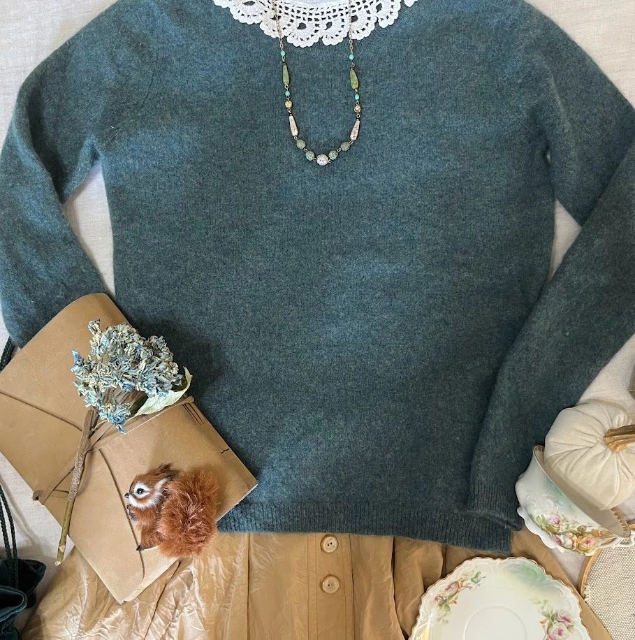 (Did you know that teal green is said to be a universal color that looks good on everyone?) 