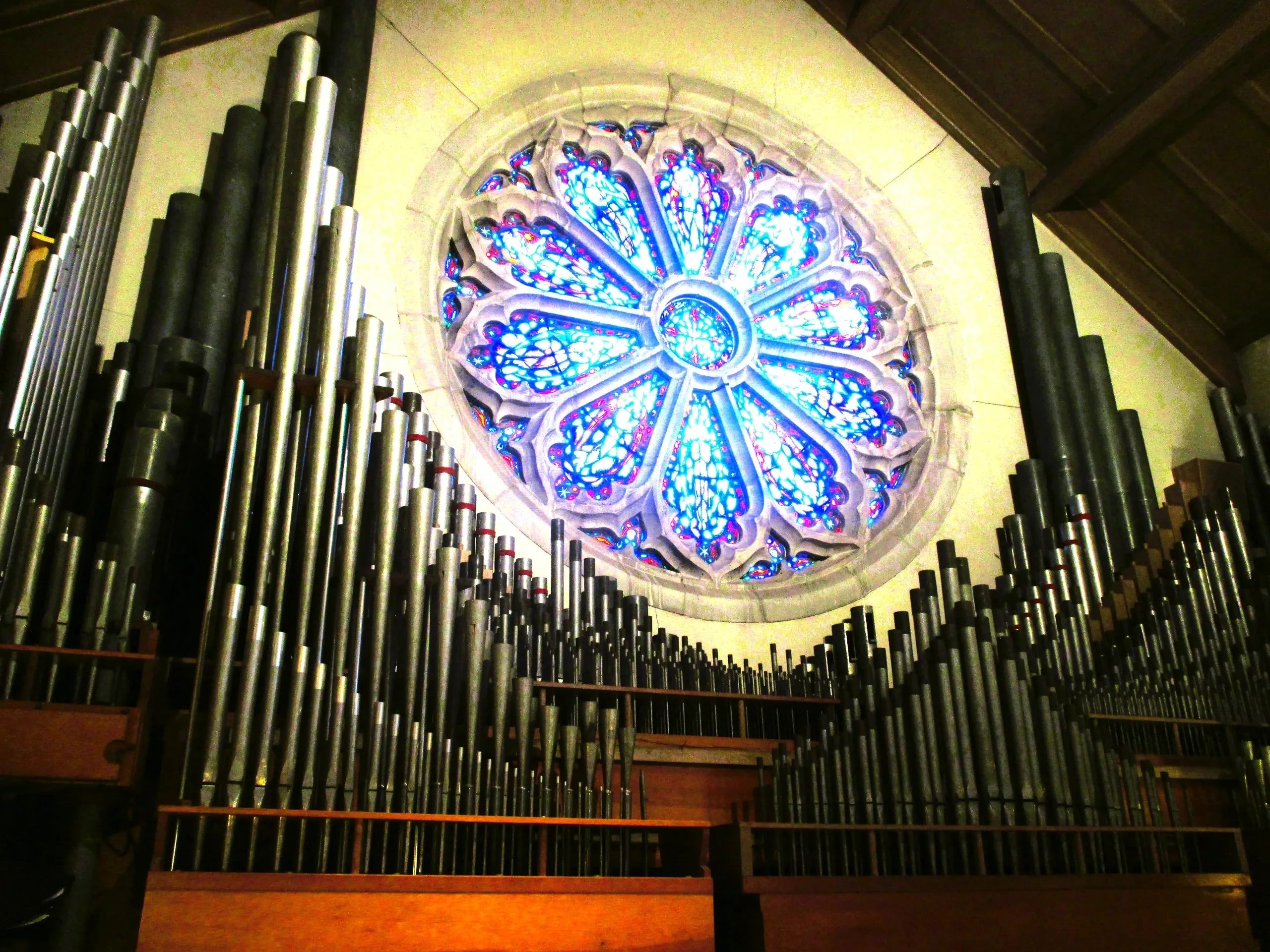 Stain glassed window and pipe organ of Trinity highland Park Episcopal Church, Highland Park Chicago