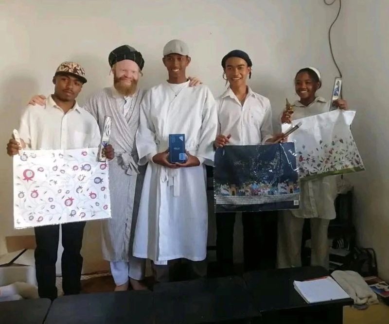 4 teenage boys won awards donated by the Kestenbaums during a Mishnah konowledge contest