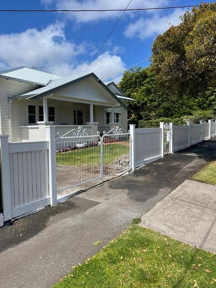 Fresh Look in East Geelong!
A Hamptons-style stepped picket fence with heritage emu wire gates.