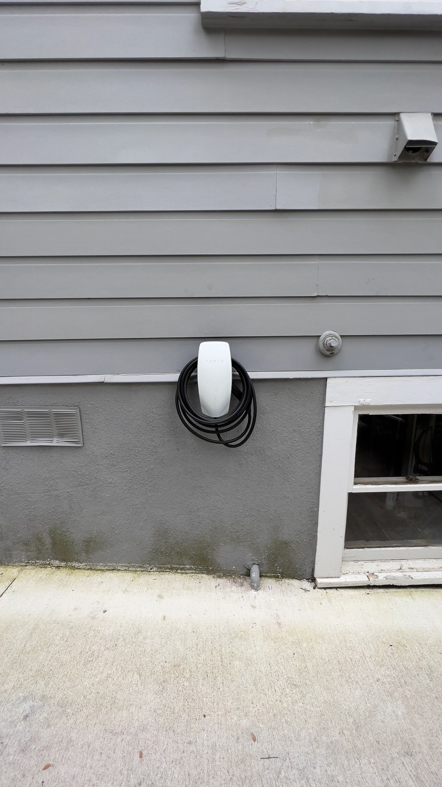 Tesla wall connector 