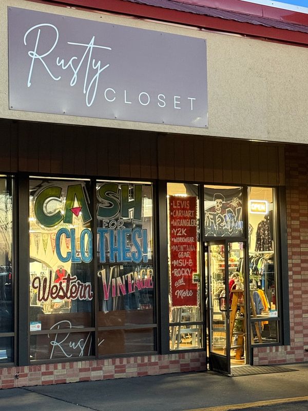 Rusty Closet store front offering cash for western and vintage clothes.