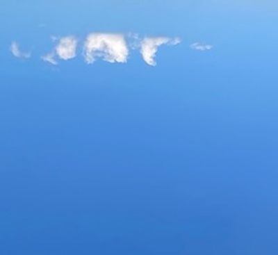 Blauwe lucht met enkele wolken als abstracte tekst.