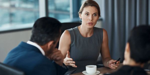 Mujer explicando algo en una reunión de oficina.