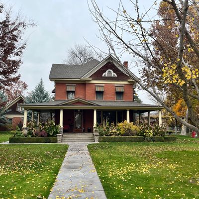 A house sitting in a yard.