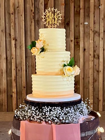Wedding cake buttercream ombré effect 
Scalloped pattern with fresh roses  