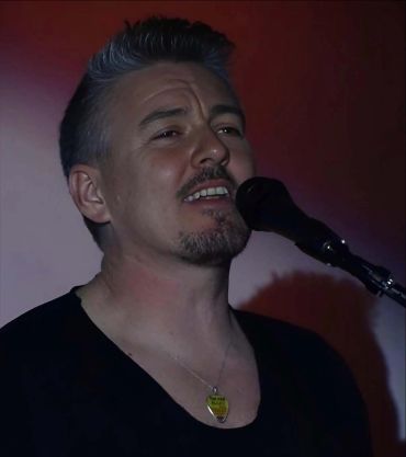 Man zingt met microfoon.