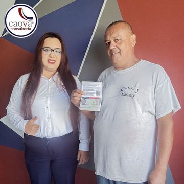 Persona obteniendo su residencia laboral basada en empleo.