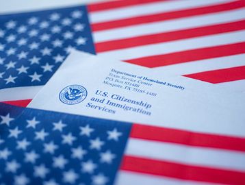 Bandera con documentos para la Residencia americana por ajuste de estatus