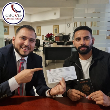 Joven feliz con su Visa TN aprobada para profesional mexicano bajo T-MEC. Visa de profesionista.