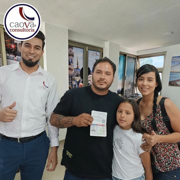 Hombre feliz con Residencia americana aprobada por petición de su esposa.