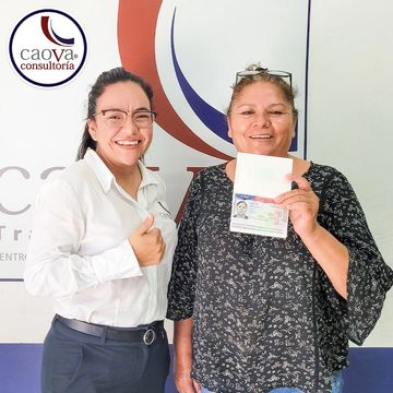 Señora sonriendo feliz después de haber obtenido su residencia americana.