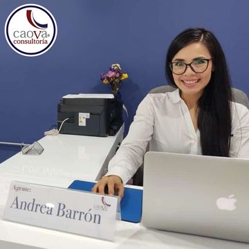 Asesora feliz a punto de dar cita de asesoria para el trámite de VISA de turista americana