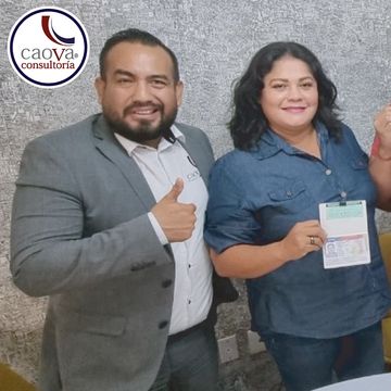 Mujer recibiendo su Residencia Americana por viudez por parte de su asesor.