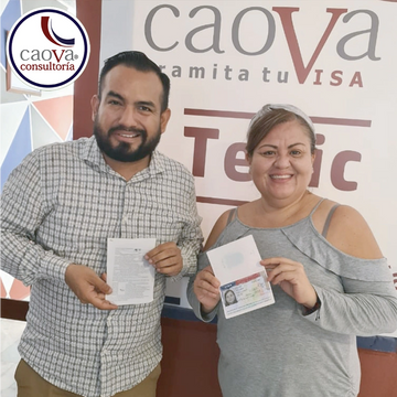 Mujer contenta con su visa de empleada doméstica aprobada con asesoría de Caova.