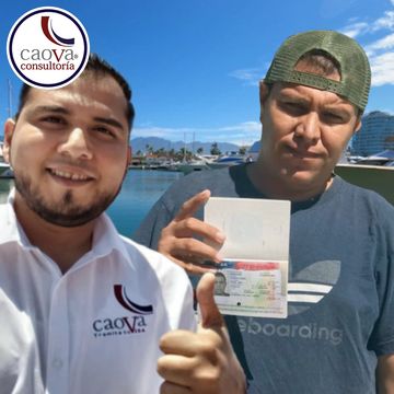 Hombre feliz después de haber obtenido su visa C1-D (VISA DE TRIPULANTE) con su asesor de caova