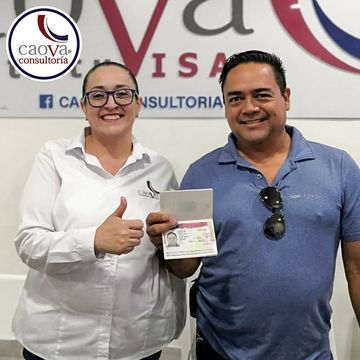 Hombre adulto feliz posando para foto después de haber obtenido su visa de tripulante.