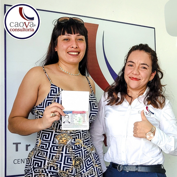 Joven mujer con su Visa K1 para prometidos aprobada.