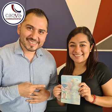 Asesor y mujer feliz con su Pasaporte americano 