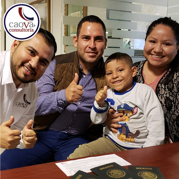 Familia feliz con Visa TD aprobada para familiar de titular de visa TN.