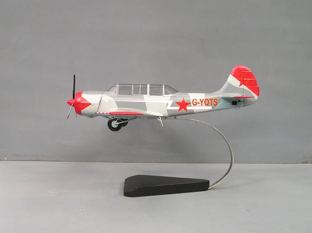 Yak-52 desktop model