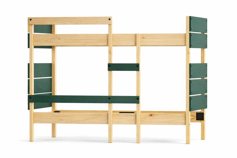 Litera de madera con detalles verdes.