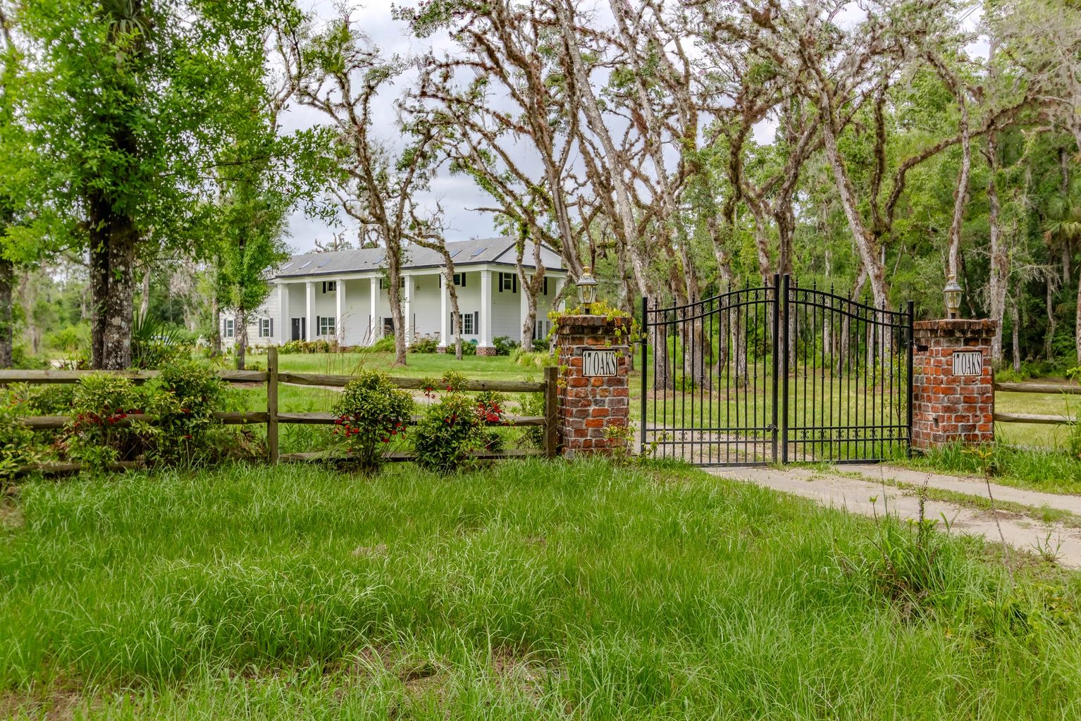 17 Oaks Plantation — gate entrance with live oaks