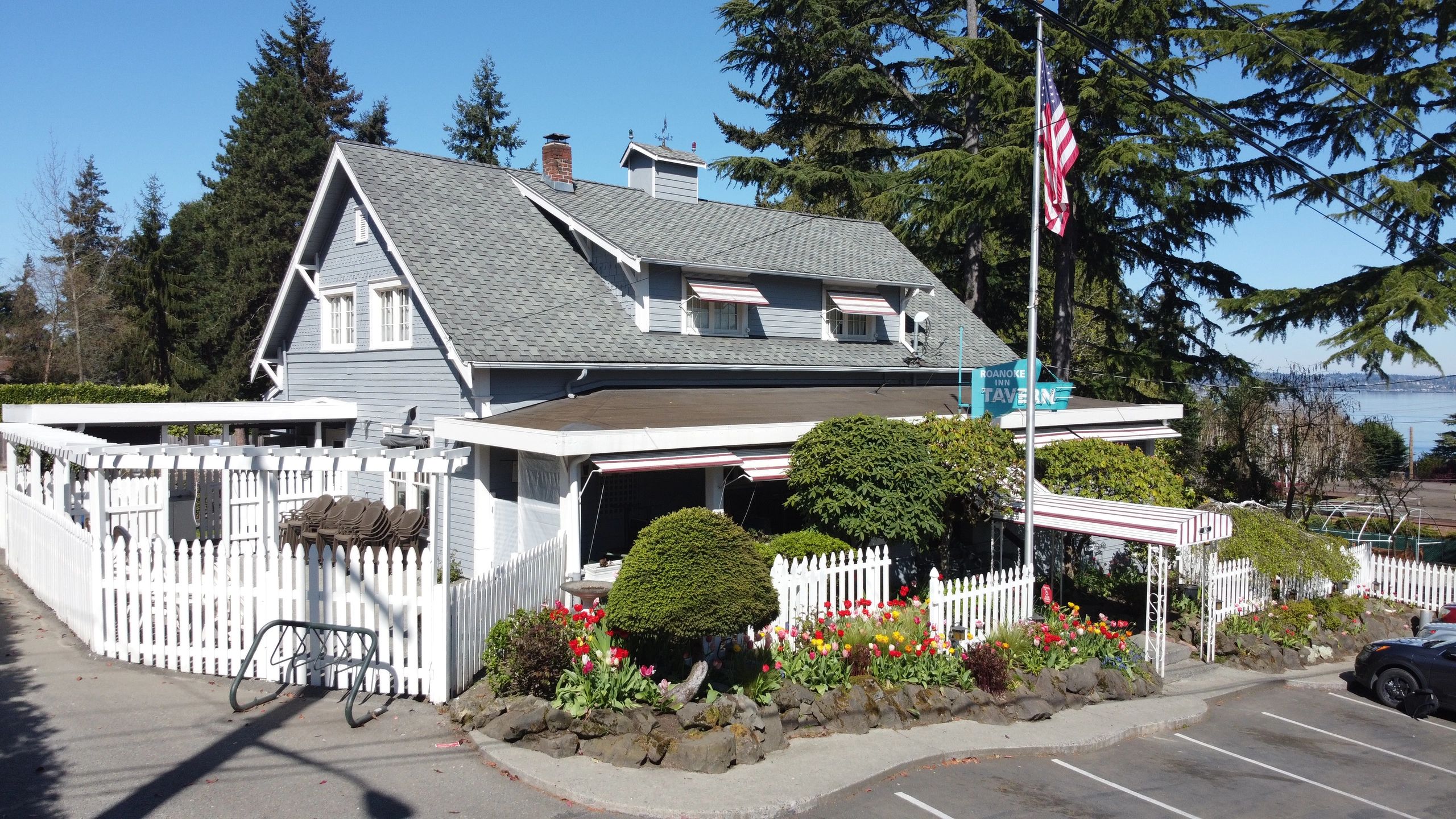 Springtime at the Roanoke Inn Mercer Island
