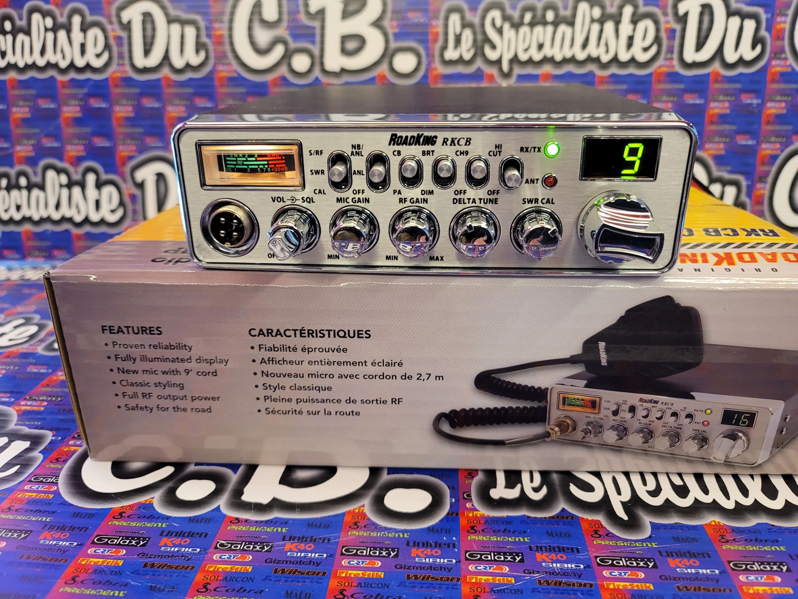 Radio CB RoadKing RKCB sur une boîte avec fond coloré.