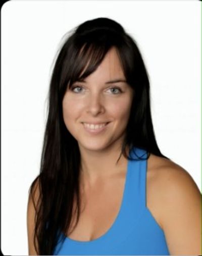 Femme souriante avec débardeur bleu.