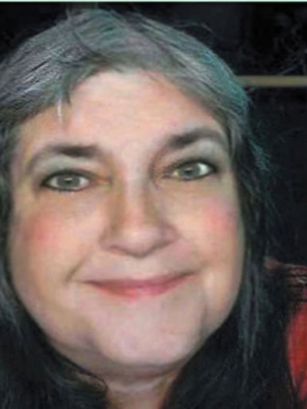 Headshot of Author Lauresa Tomlinson
